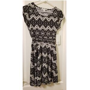 NWT's-Love Fire- Black & Cream Casual Mini Dress Scoop Neck Cap Sleeves Size S